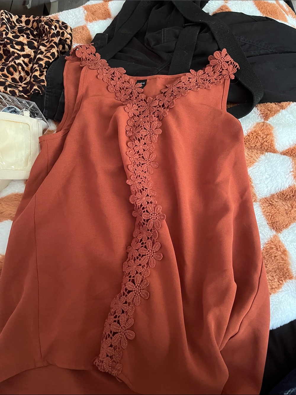 SHEIN Rust Floral Crochet-Trim Sleeveless Tank